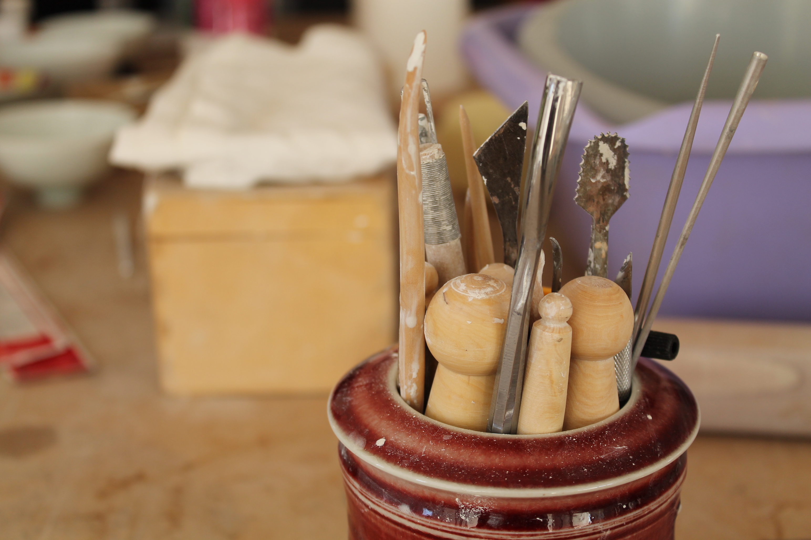 Les objectifs du stage céramique » les gestes essentiel de l’atelier » sont : . Perfectionner son tournage en fonction de son niveau de départ. . Savoir utiliser les oxydes métalliques et les colorants pour la décoration. . Apprendre les techniques pour émailler et engober... Se perfectionner dans les pratiques courantes de l’atelier de céramiste.