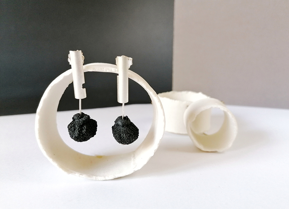 Bijoux sculptures métal et porcelaine – Nuria Soley