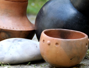 Poterie Primitive : du façonnage à la cuisson