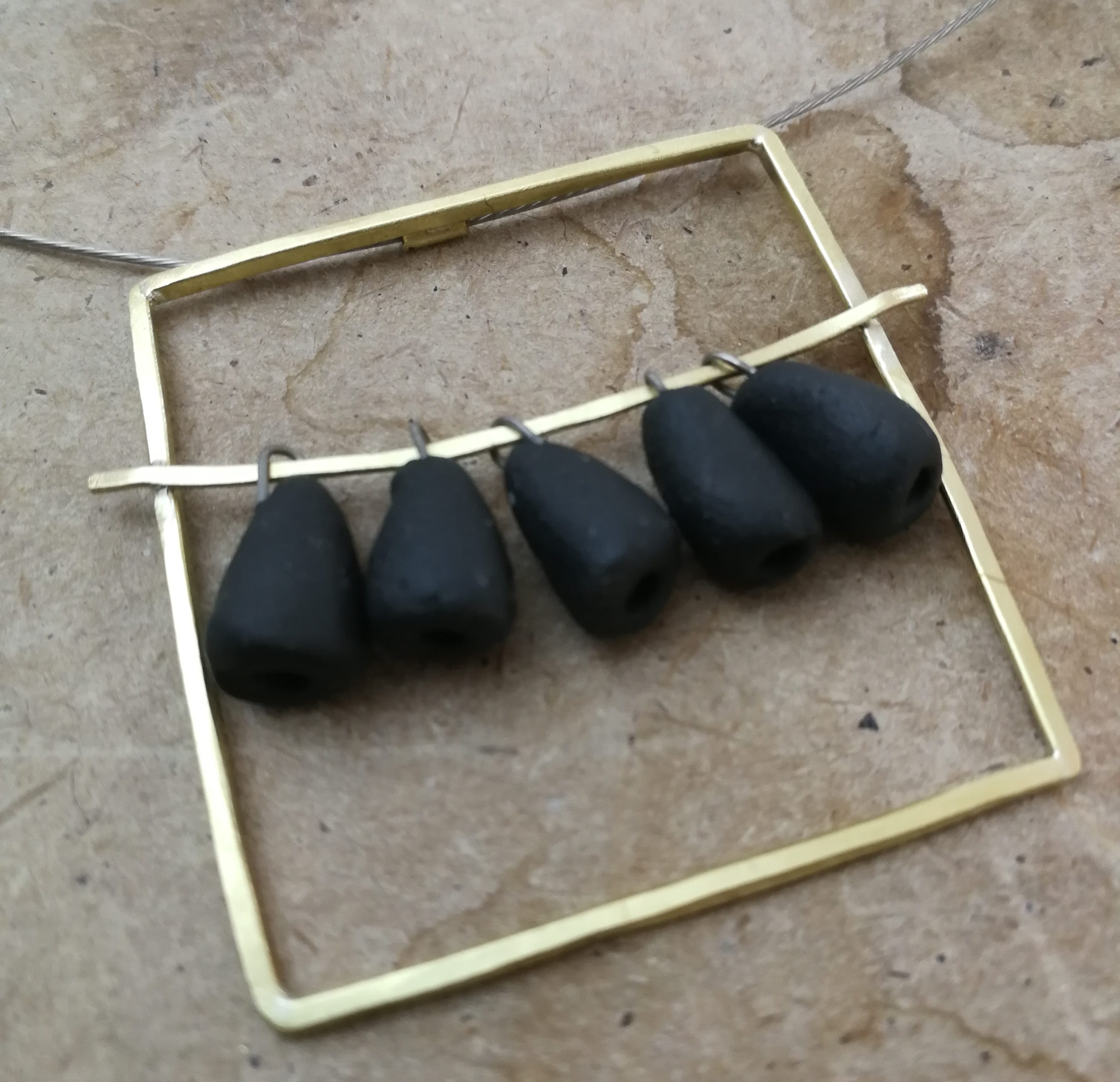 Bijoux sculpture en métal et porcelaine N2